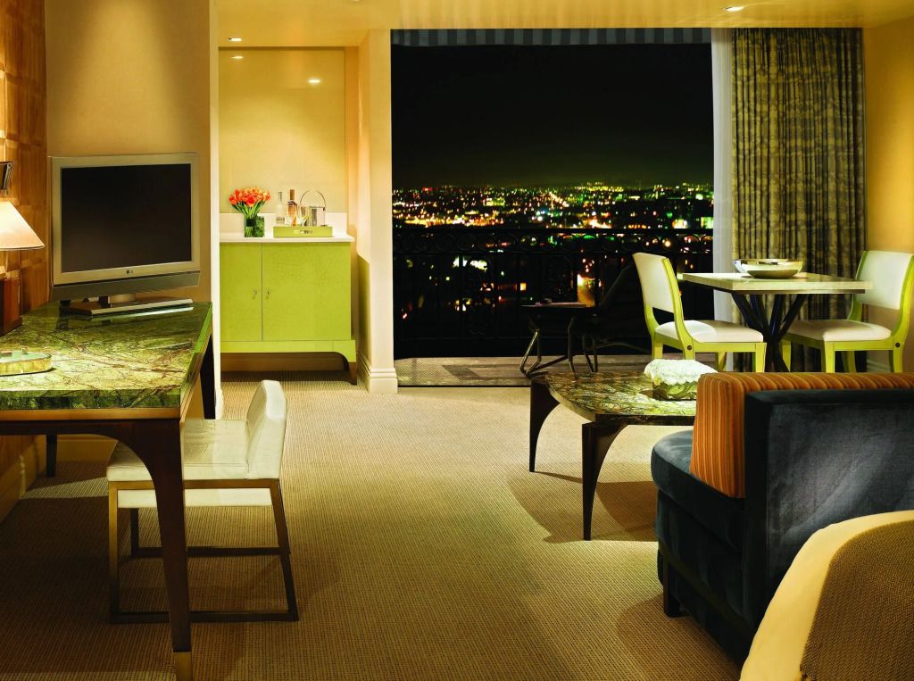 Luxuriöse Hotelsuite mit Blick auf die Stadt bei Nacht