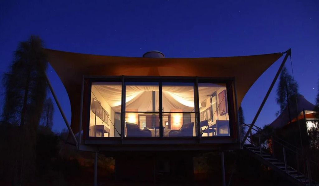 Beleuchtetes Luxus-Zelt bei Nacht mit Blick auf den Sternenhimmel