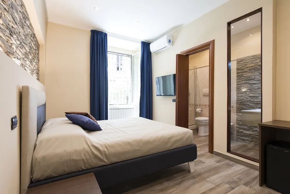 Modernes Doppelzimmer mit Flachbildfernseher und eigenem Bad