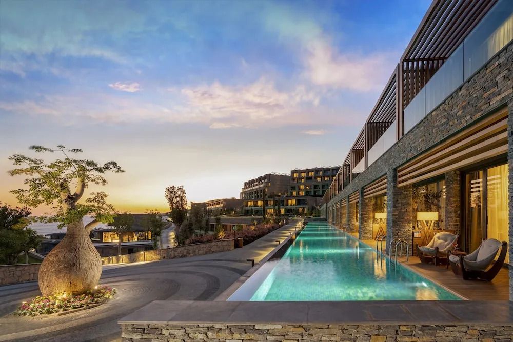 Infinity-Pool mit atemberaubendem Ausblick bei Sonnenuntergang im Lujo Bodrum