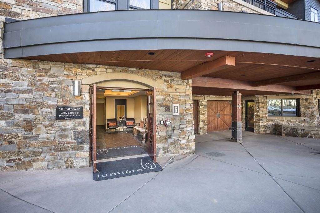 Eingangsbereich des Hotels mit geöffneter Tür und Steinarchitektur