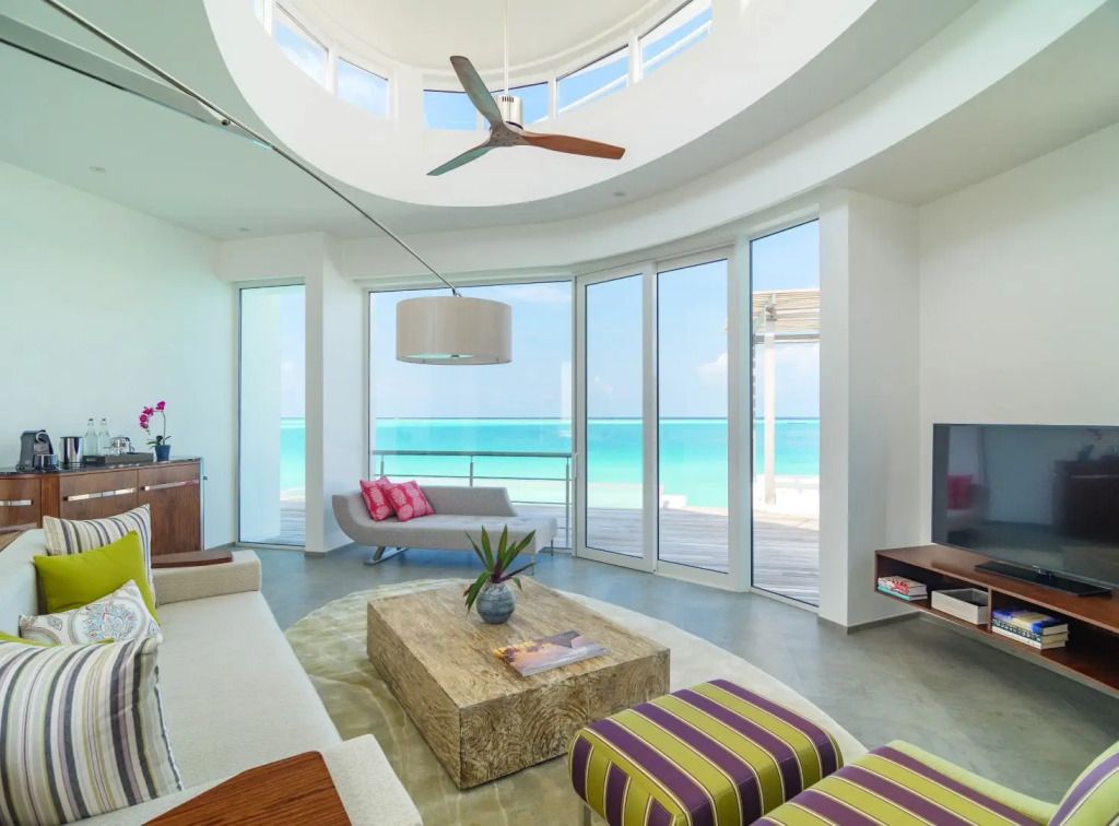 Helles Wohnzimmer einer Villa mit Meerblick und modernen Möbeln