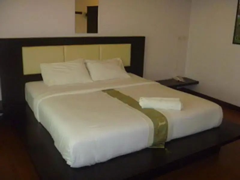 Gemütliches Hotelzimmer mit Kingsize-Bett und schlichter Dekoration