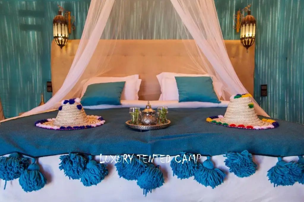 Luxuriöses Zelt mit Himmelbett und traditioneller Dekoration
