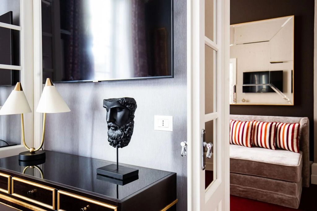 Detail einer eleganten Hotelzimmerecke mit Kunstskulptur und TV