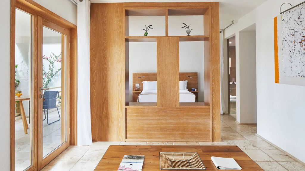 Geräumiges Hotelzimmer mit moderner Holzeinrichtung und hellem Ambiente