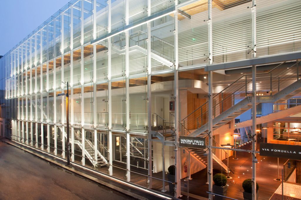 Moderne Fassadenarchitektur mit Glas und Stahl am Hotel Magna Pars