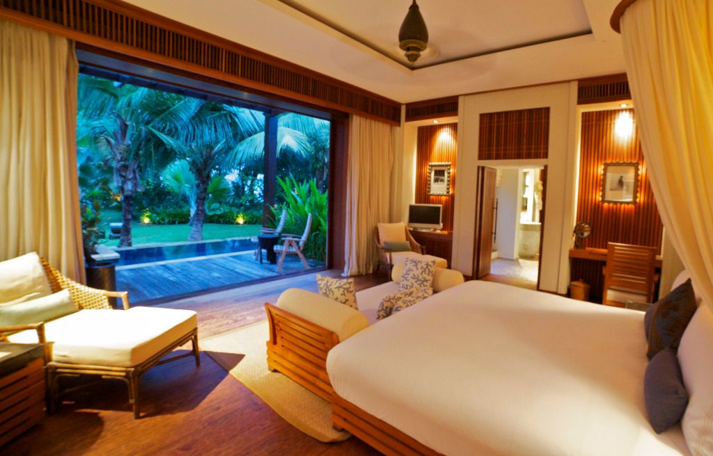 Luxuriöse Villa mit offenem Zugang zur Terrasse und Blick auf tropische Gärten