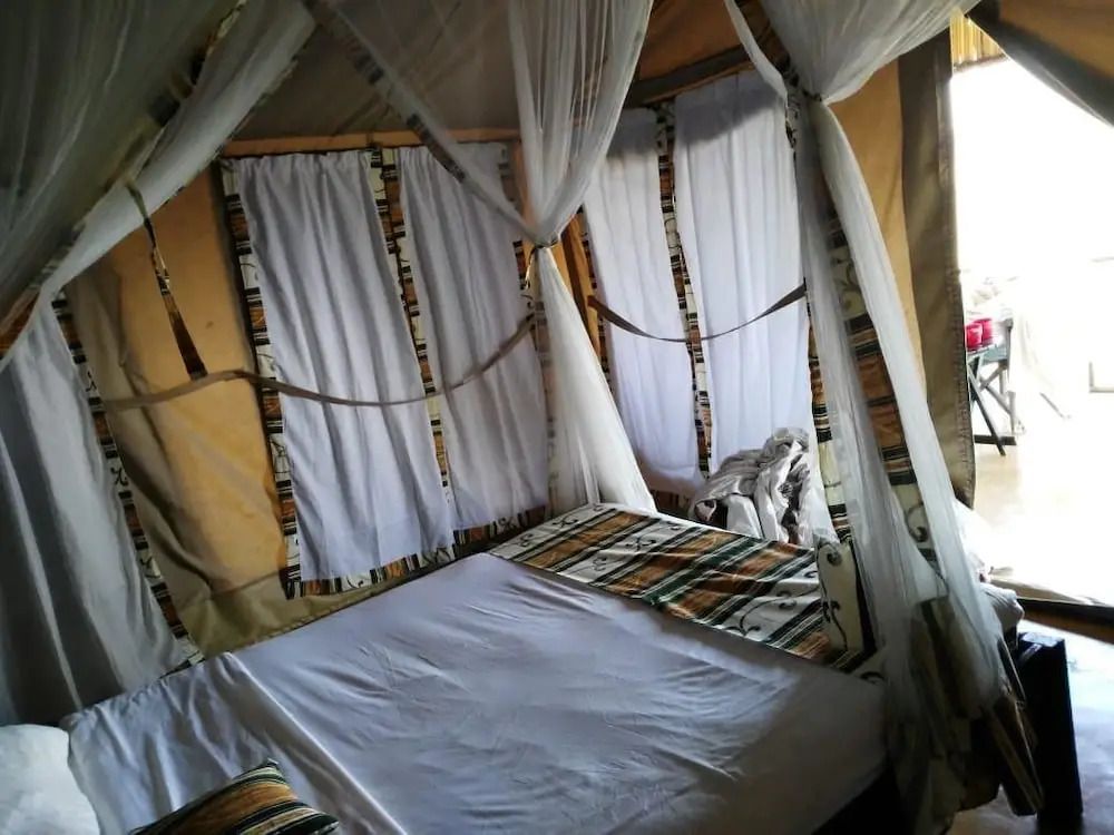 Innenansicht eines luxuriösen Zelts mit Netze und dekorativen Vorhängen