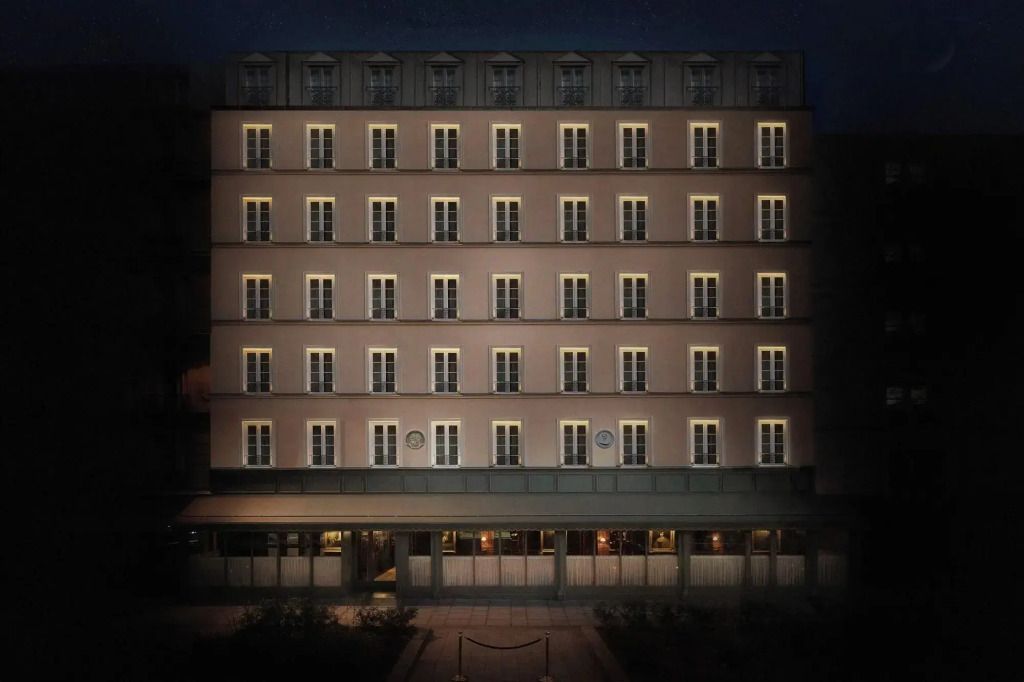 Beleuchtete Fassade des Maison Proust Hotels bei Nacht