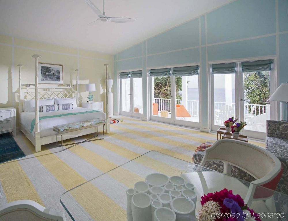 Helles Schlafzimmer mit Meerblick im Malliouhana Resort