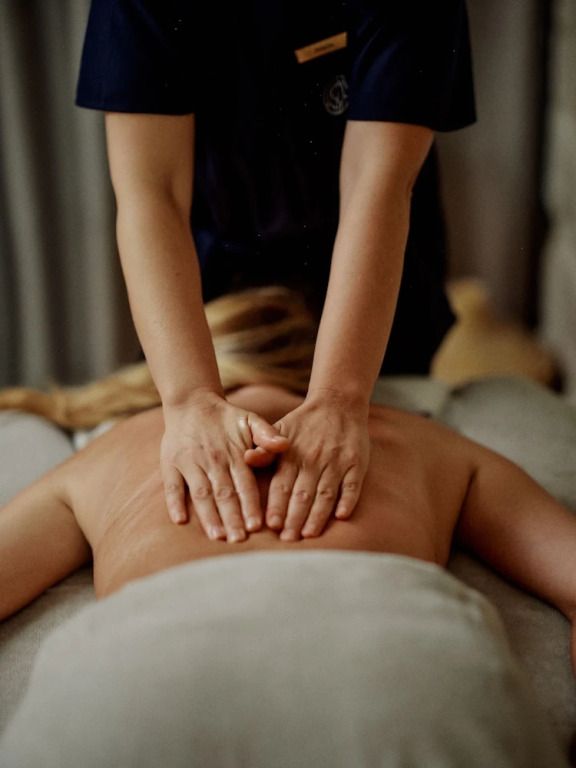 Wellness-Massage im Spa-Bereich mit entspannender Atmosphäre