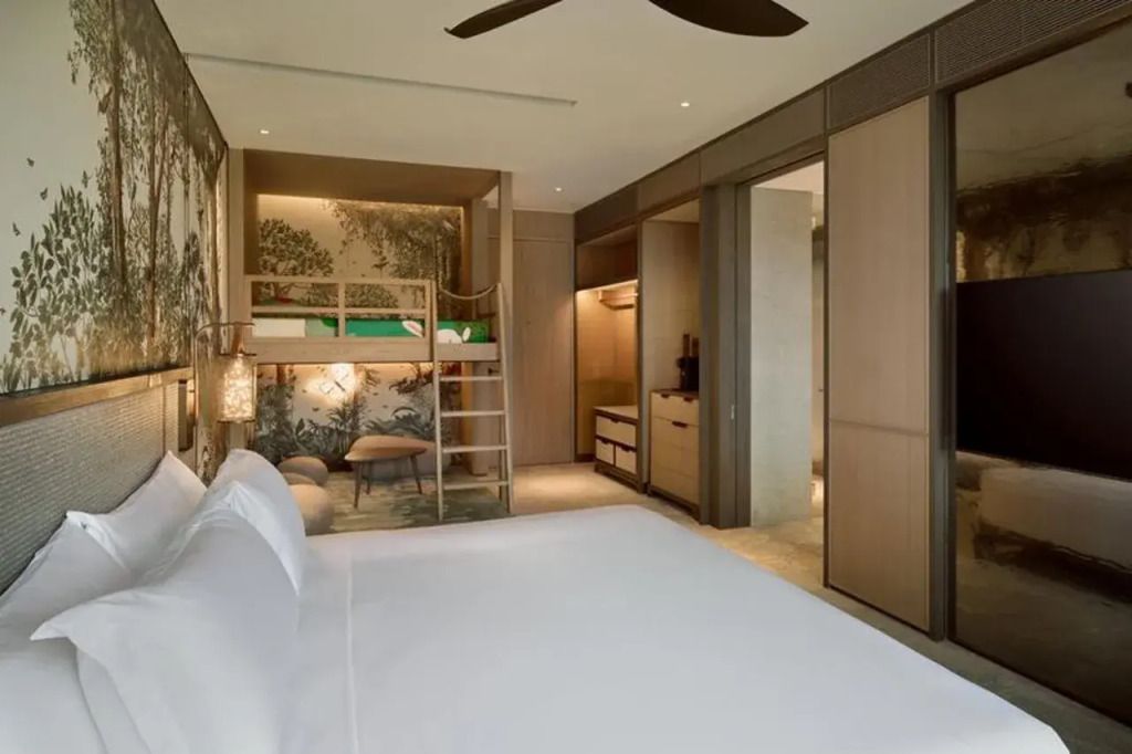 Modernes Familienzimmer mit Etagenbett und Doppelbett