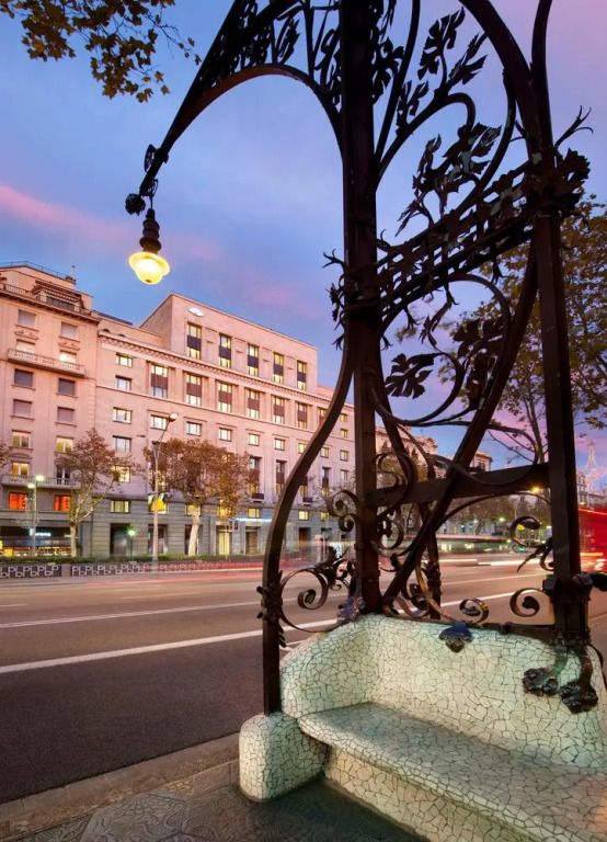 Dekorative Straßenlaterne vor dem Mandarin Oriental in Barcelona bei Dämmerung.