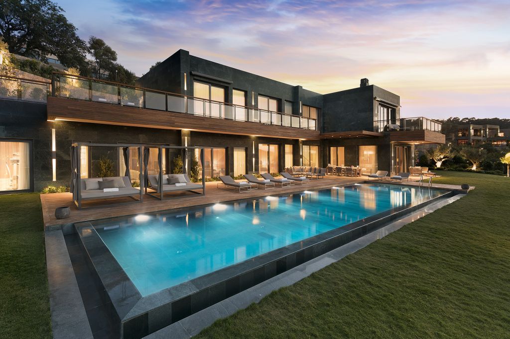 Luxusvilla mit Infinity-Pool und Sonnenuntergangshimmel