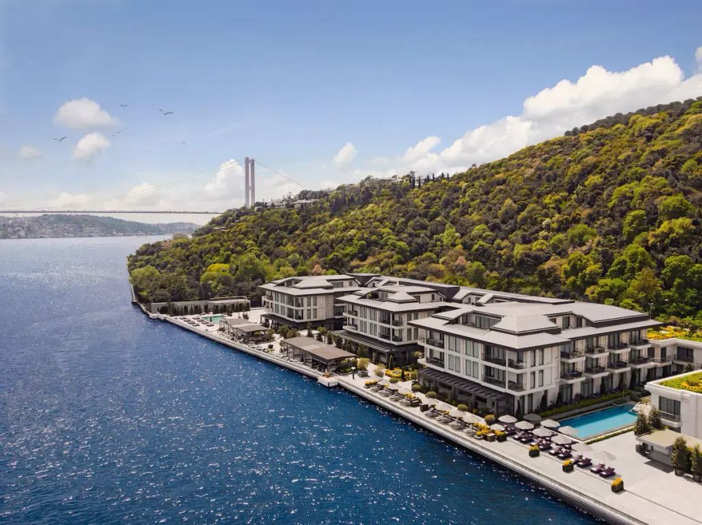 Außenansicht des Hotels am Bosporus mit Blick auf das Wasser und die umliegenden Hügel.