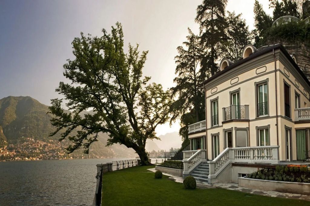 Elegante Villa am Ufer des Comer Sees mit üppigem Garten und malerischer Aussicht