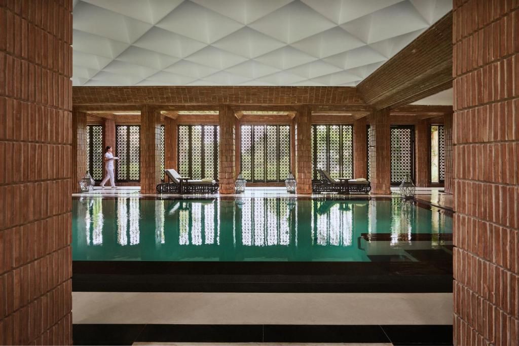 Luxuriöser Indoor-Pool mit Liegen und Holzverkleidung