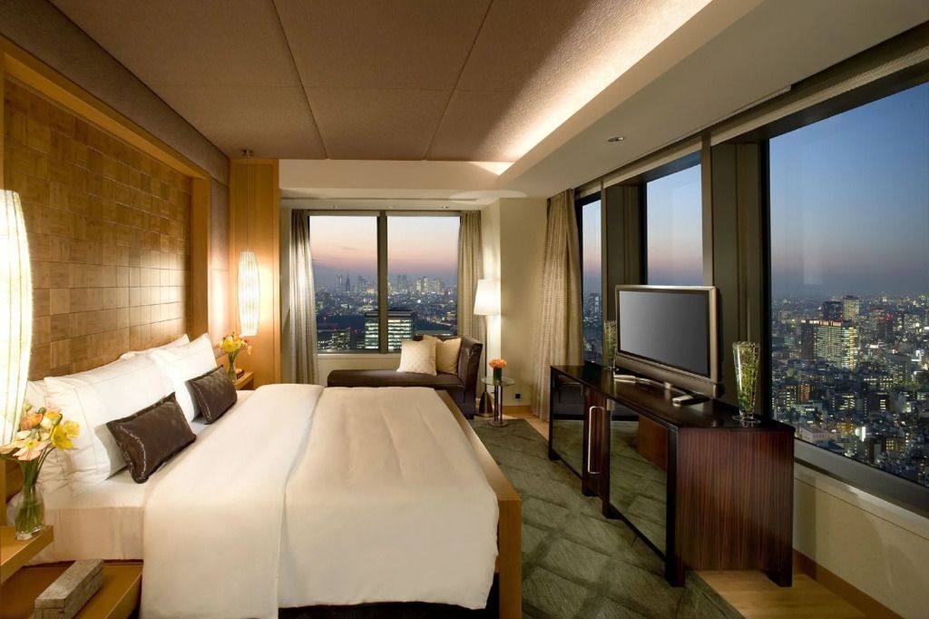 Luxuriöses Hotelzimmer mit Stadtblick und moderner Einrichtung