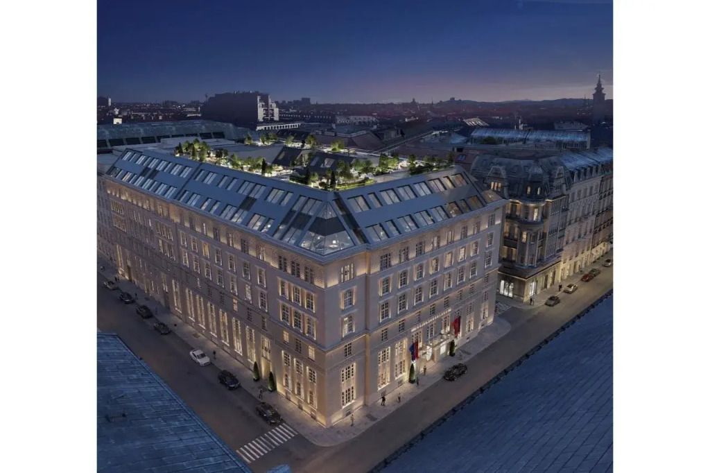 Nächtliche Ansicht des Mandarin Oriental Vienna mit beleuchteter Dachterrasse