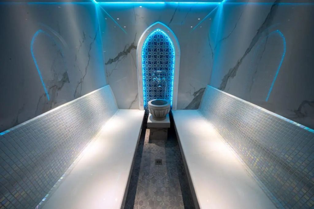 Modernes Dampfbad mit blauem LED-Licht und Marmordetails