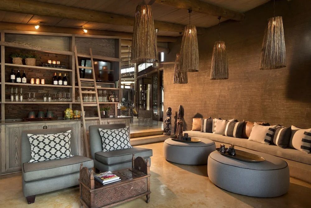 Stilvolle Lounge im Safari-Stil mit bequemen Sitzgelegenheiten und dezenter Beleuchtung