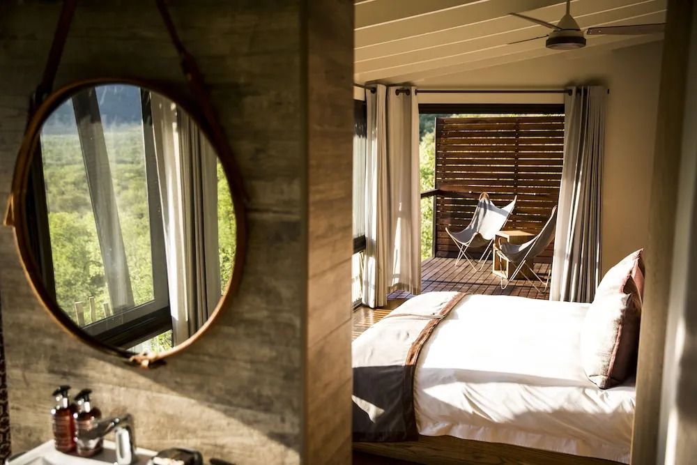 Luxuriöses Zimmer mit Terrassenblick und Holzdetails in der Marataba Mountain Lodge