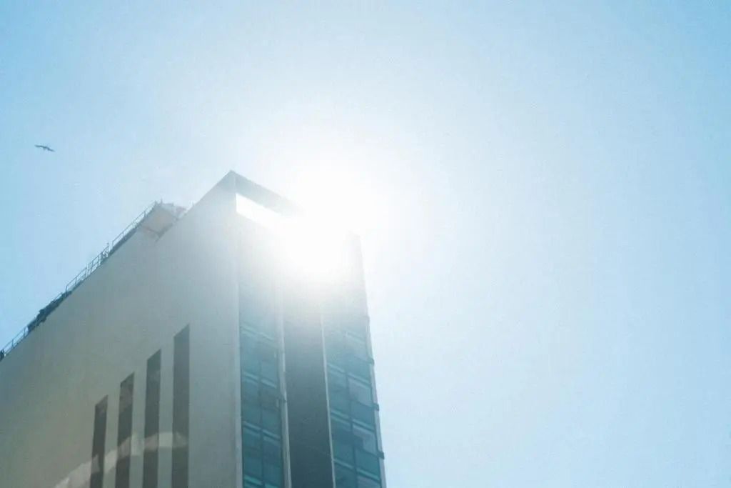 Moderne Hotelarchitektur mit strahlendem Himmel