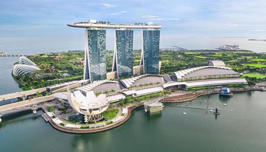 Spektakuläre Architektur des Marina Bay Sands gegen den blauen Himmel