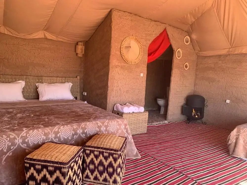 Gemütliches Wüstencamp-Zimmer mit Strohmöbeln und gemusterten Teppichen