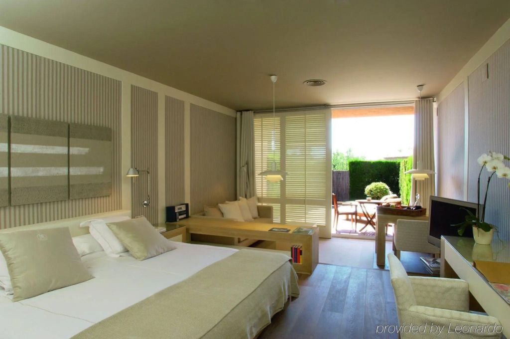 Geräumiges Hotelzimmer mit Balkon und modernem Dekor