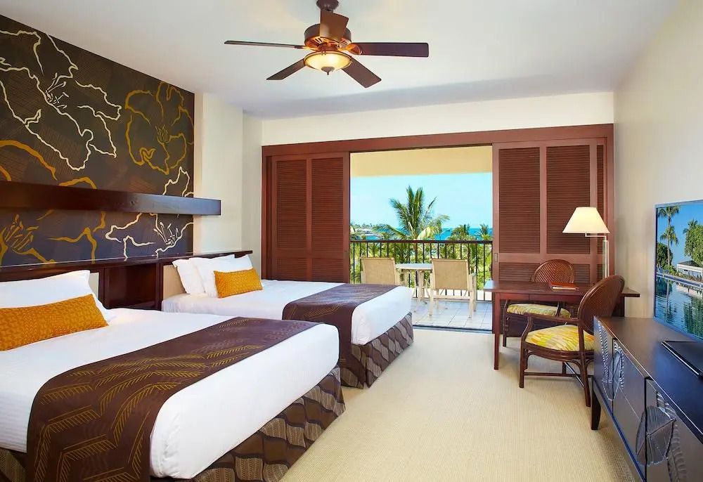 Geräumiges Zimmer mit zwei Betten und Meerblick im Mauna Lani Hotel.