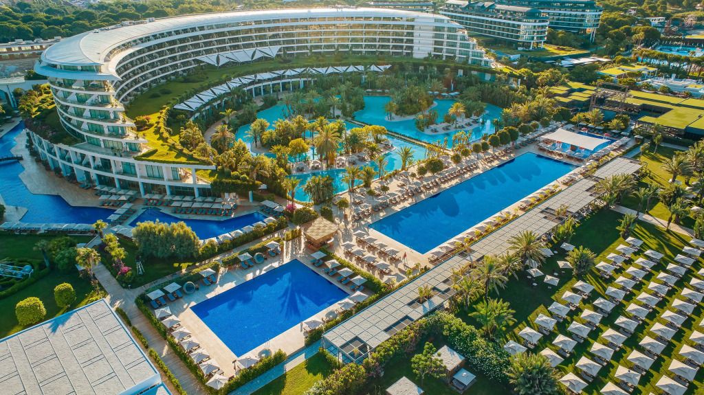 Luftaufnahme des Maxx Royal Belek mit Pools und üppiger Gartenlandschaft