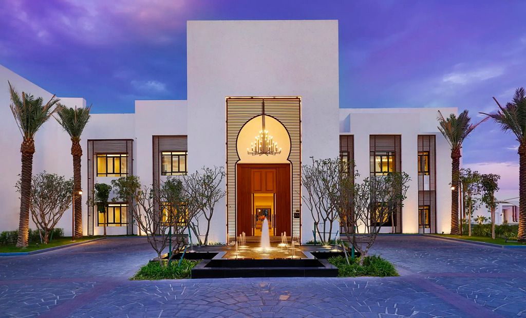 Elegante Fassade des Hotels Maysan Doha mit beeindruckendem Eingang.