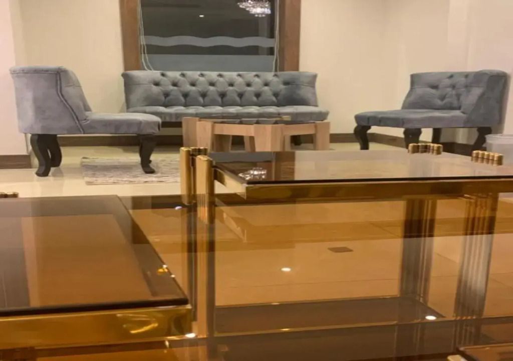 Eleganter Hotel-Loungebereich mit blauen Sofas und Holztischen