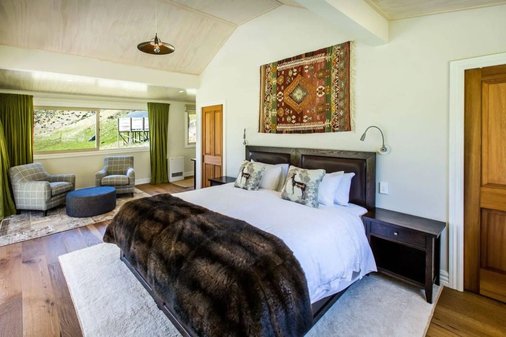 Helles Zimmer mit luxuriösem Doppelbett und Wandteppich