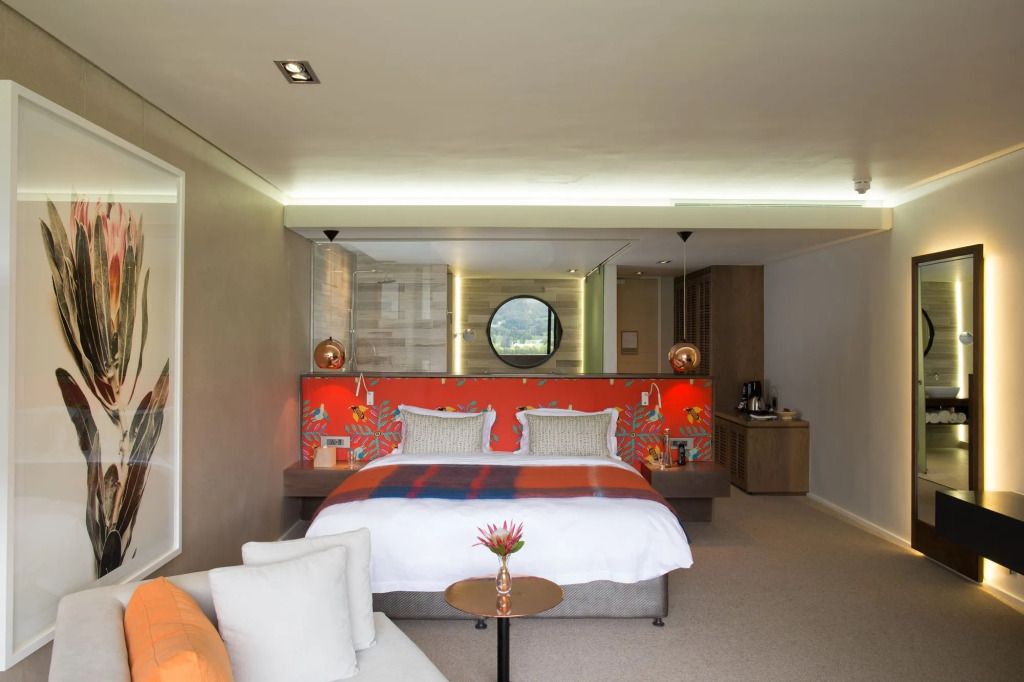 Elegantes Hotelzimmer mit großem Bett, moderner Dekoration und heller Beleuchtung