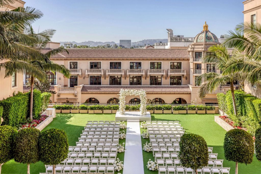Garten mit Stuhlreihen und Blumengesteck für Hochzeit im Freien