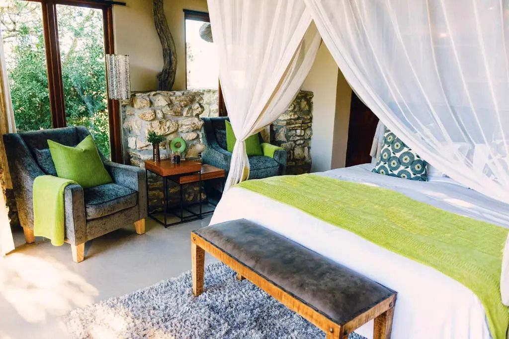 Helles Schlafzimmer mit Baldachinbett und Steinakzenten