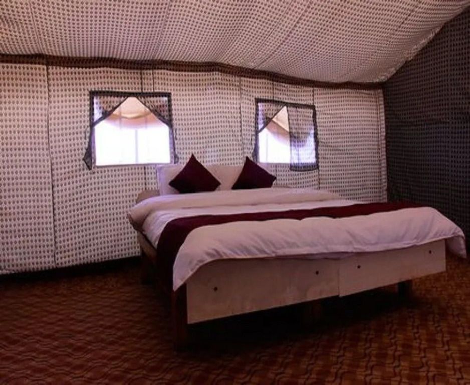 Gemütliches Zeltzimmer mit Doppelbett und traditioneller Dekoration