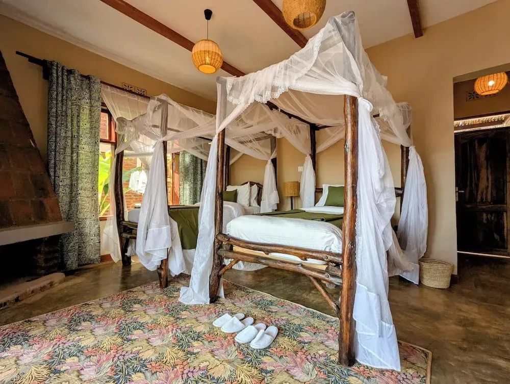 Rustikales Schlafzimmer mit Himmelbett und hölzernen Akzenten