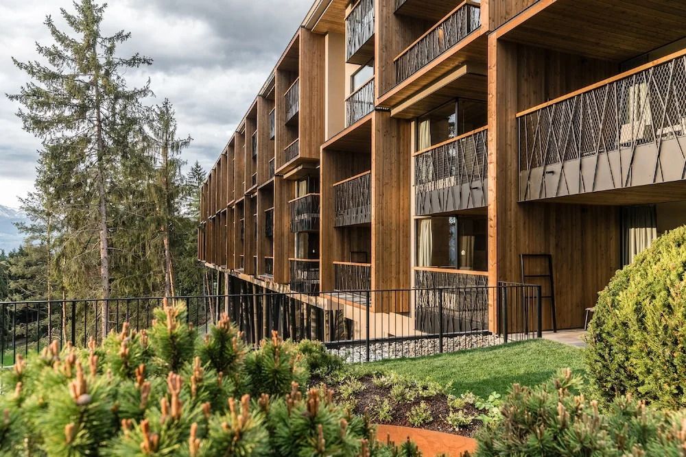 Moderne Holzfassade des My Arbor Hotels umgeben von Tannenbäumen