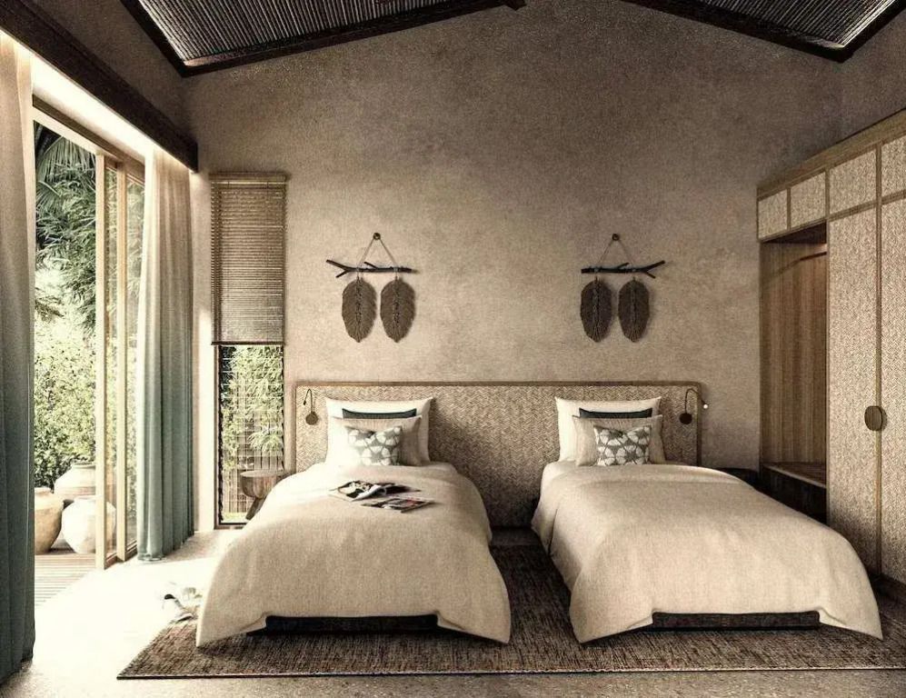 Elegantes Doppelzimmer mit zwei Einzelbetten und natürlichen Materialien
