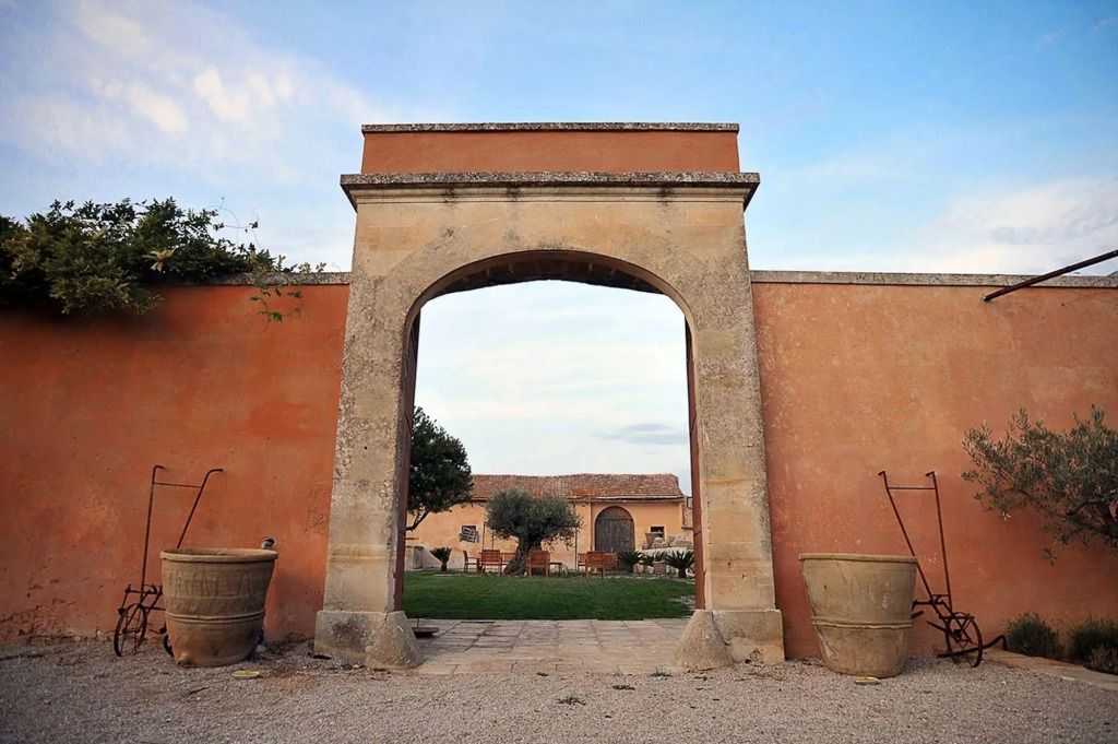 Historischer Eingang mit Rundbogen im Naturalis Bio Resort umgeben von Steinwänden