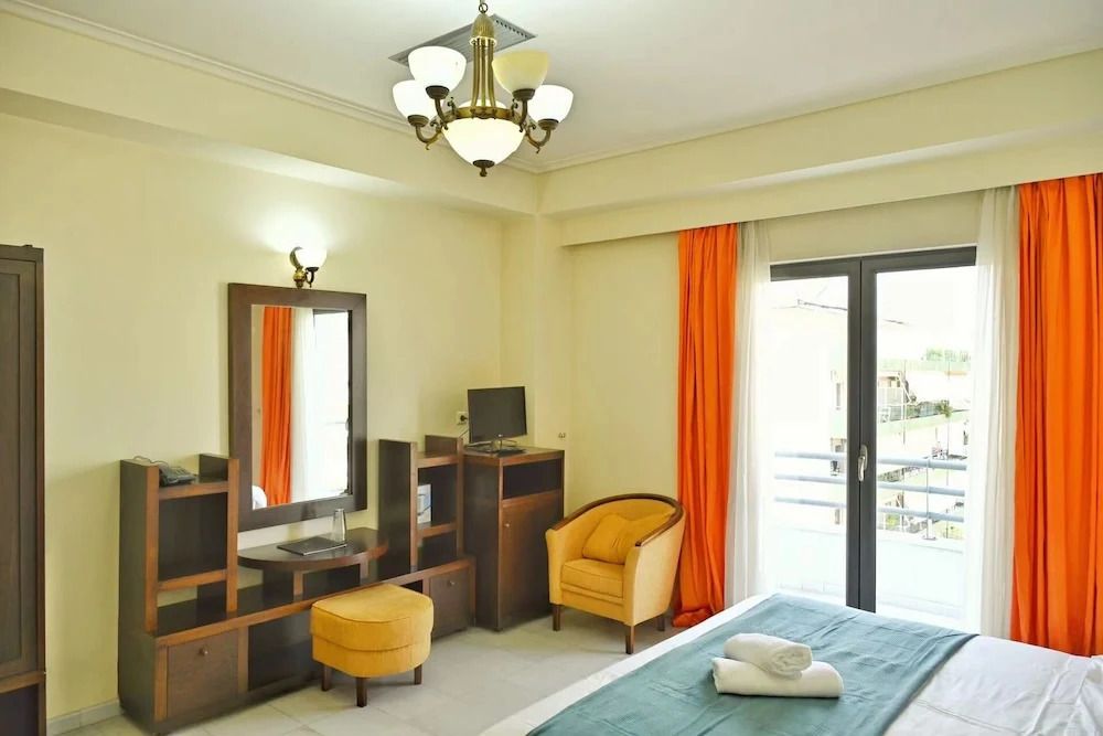 Helles und gemütliches Hotelzimmer mit Doppelbett und Balkon