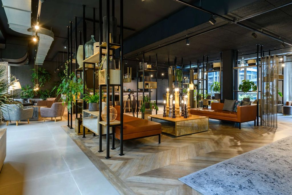 Elegante Hotel-Lobby mit stilvoller Dekoration und Kerzenlicht