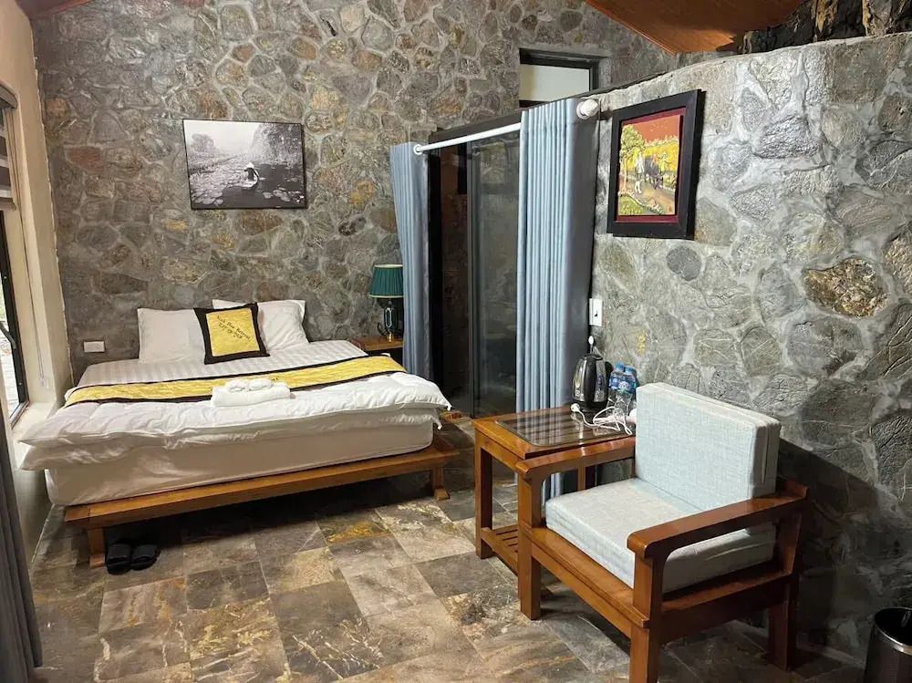 Gemütliches Zimmer mit Steinwänden und rustikalen Möbeln
