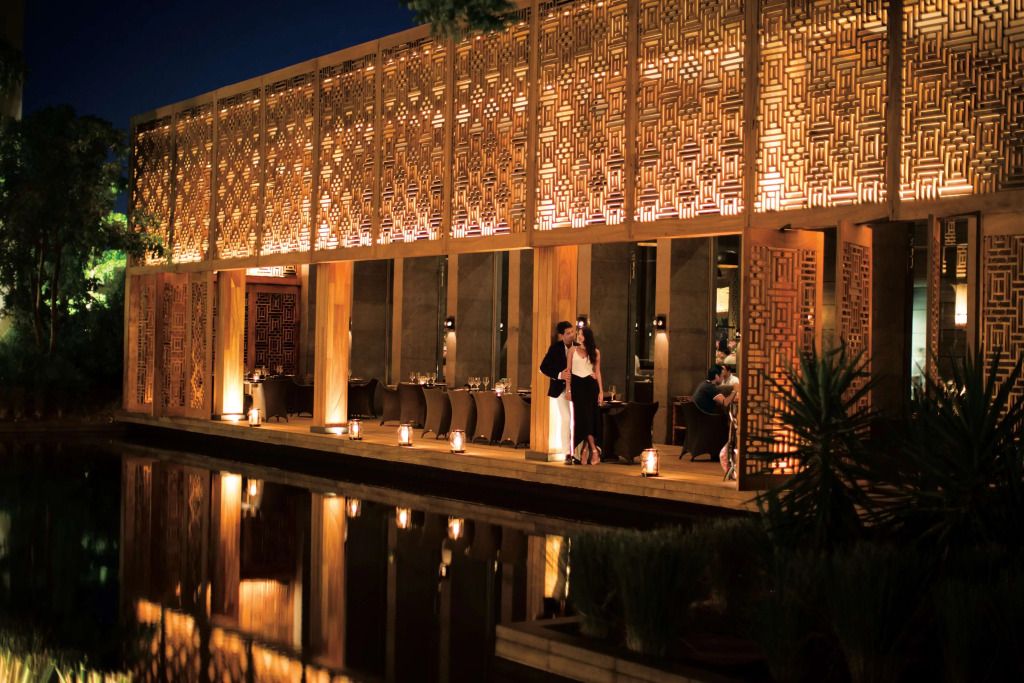 Beleuchtetes Restaurant mit eleganter Holzarchitektur am Abend