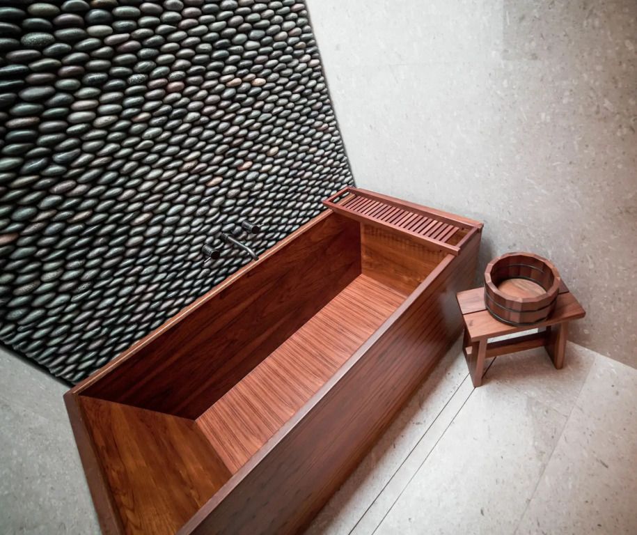 Japanische Holzwannen-Design mit Steinwandverzierung