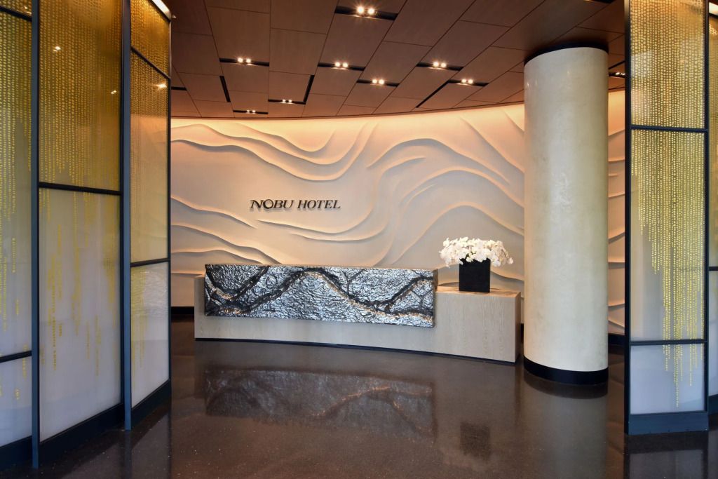 Elegante Hotellobby mit kunstvoller Wandgestaltung und stilvollem Empfangstresen